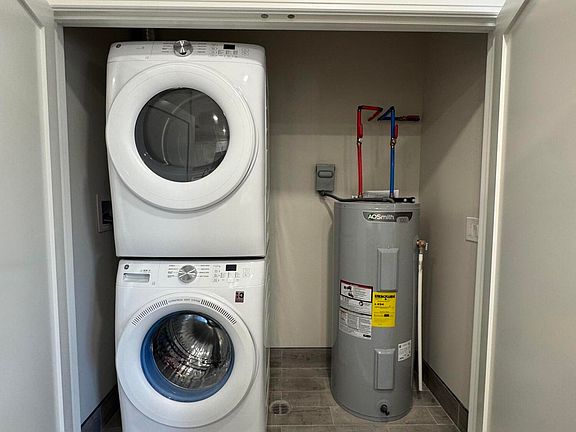5th image of 1052 Main St APT 1