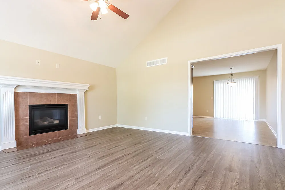 3 bed, 2.0 bath, 1366 sqft, $1,925 — Photo 3