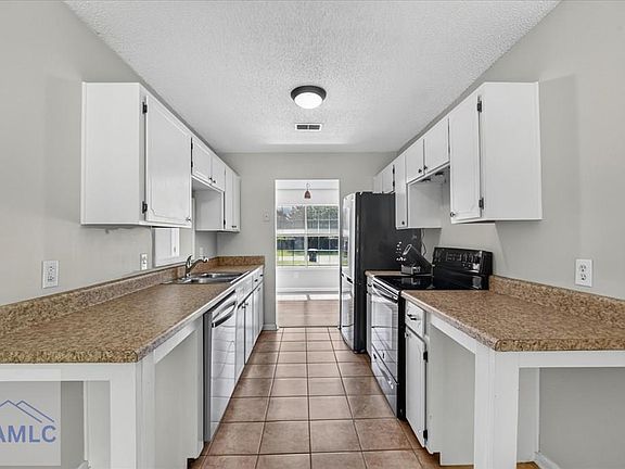 4th image of 471 Sabreena Cir