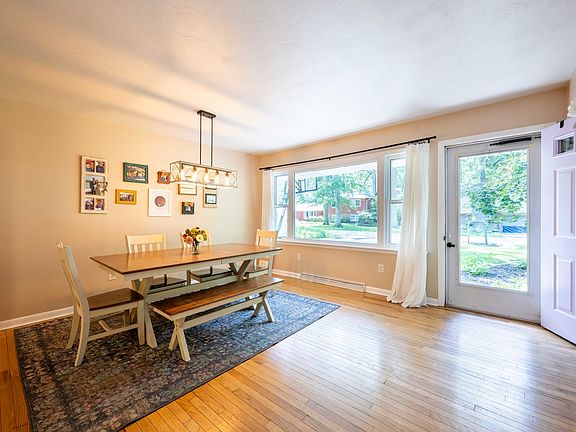 3rd image of 506 W Dunbar St