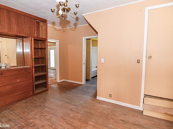 5th image of 206 McMartin St