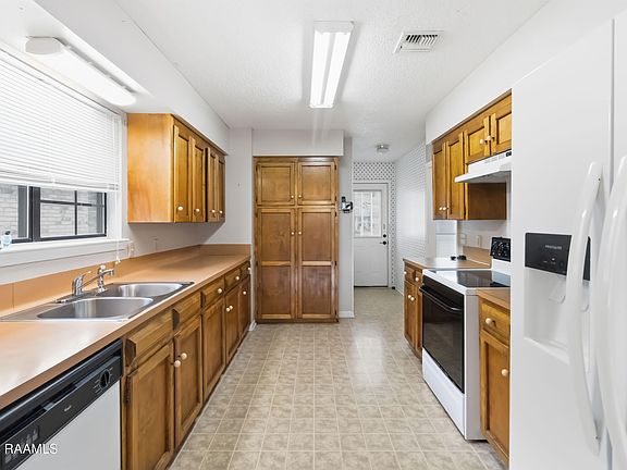 4th image of 206 Open Meadows Dr