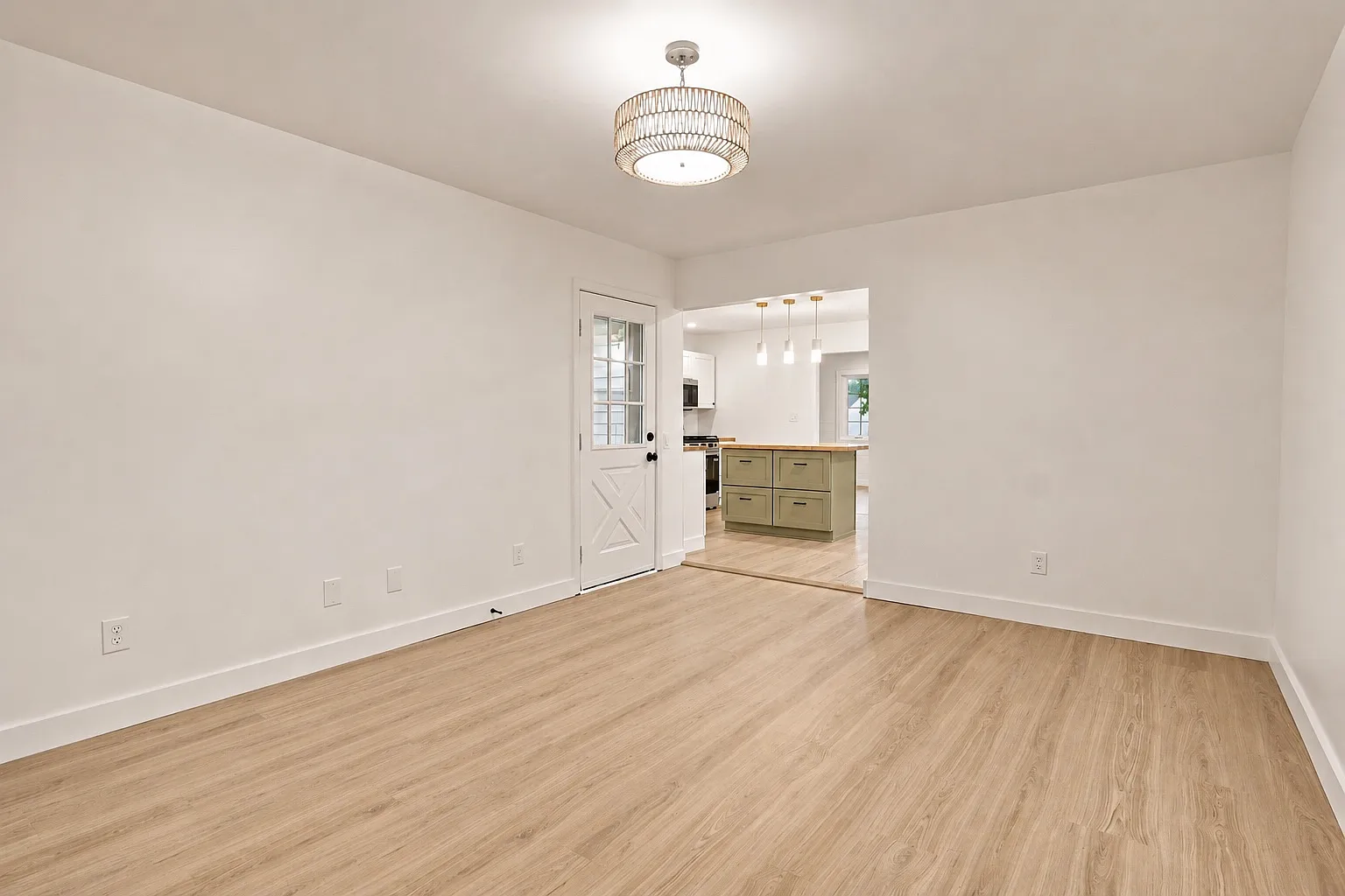 3 bed, 1.5 bath, 1323 sqft, $2,750 — Photo 4