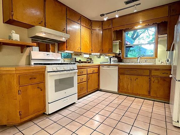 2nd image of 1214 N Shady Ln