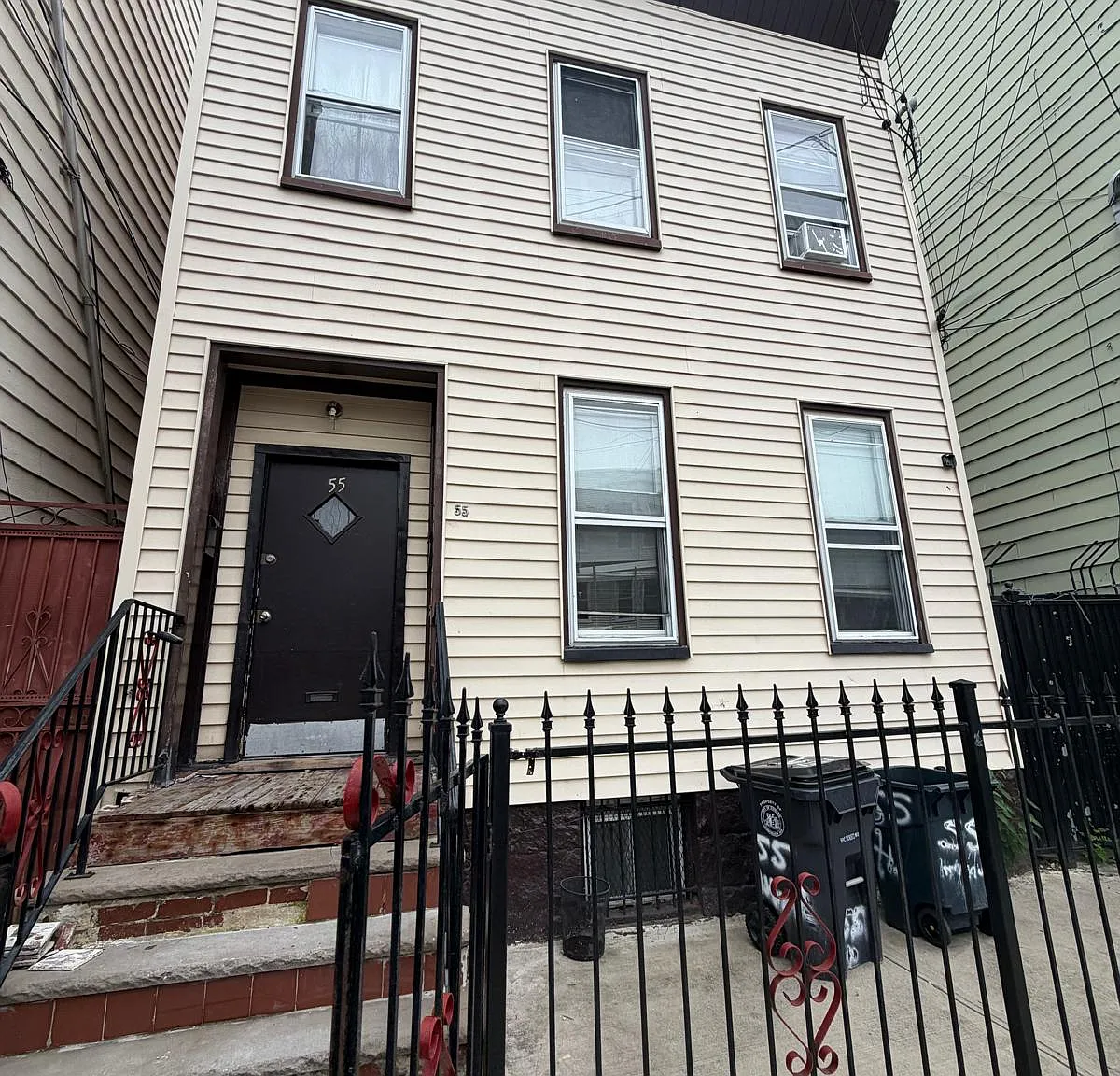 4 bed, $2,200 — Photo 1