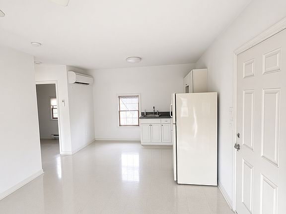 2nd image of 844 Round Hill Rd #A
