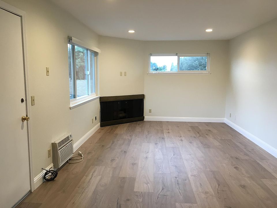 Gas fireplace, wall air conditioning, forced air heating