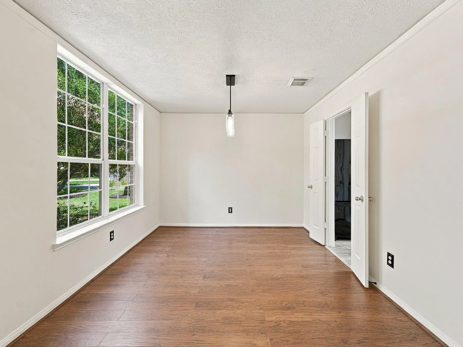 5 bed, 2.5 bath, 2437 sqft, $2,500 — Photo 4