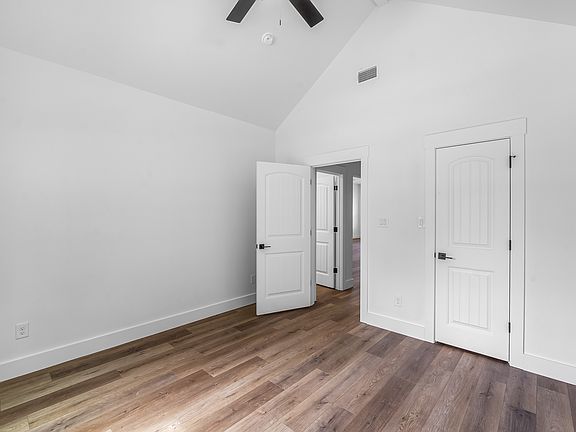 4th image of 901 Meadowlark Ln