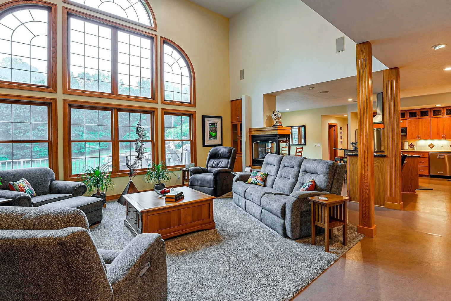 6 bed, 3.0 bath, 5198 sqft, $5,368 — Photo 2