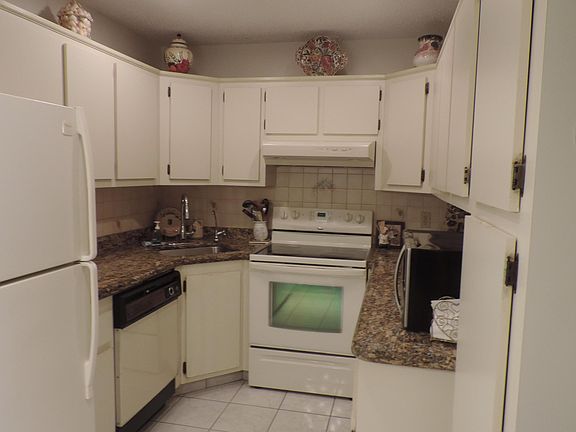 4th image of 825 Sky Pine Way #D2