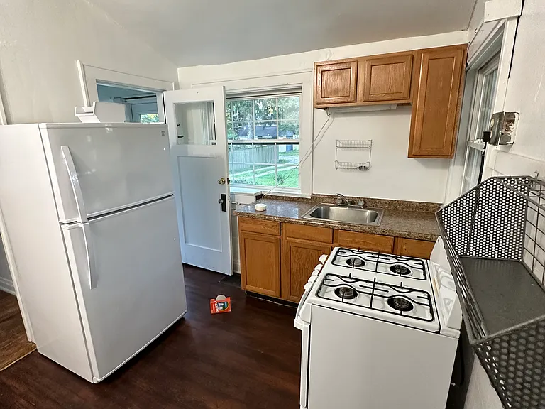 720 E University St — Photo 7