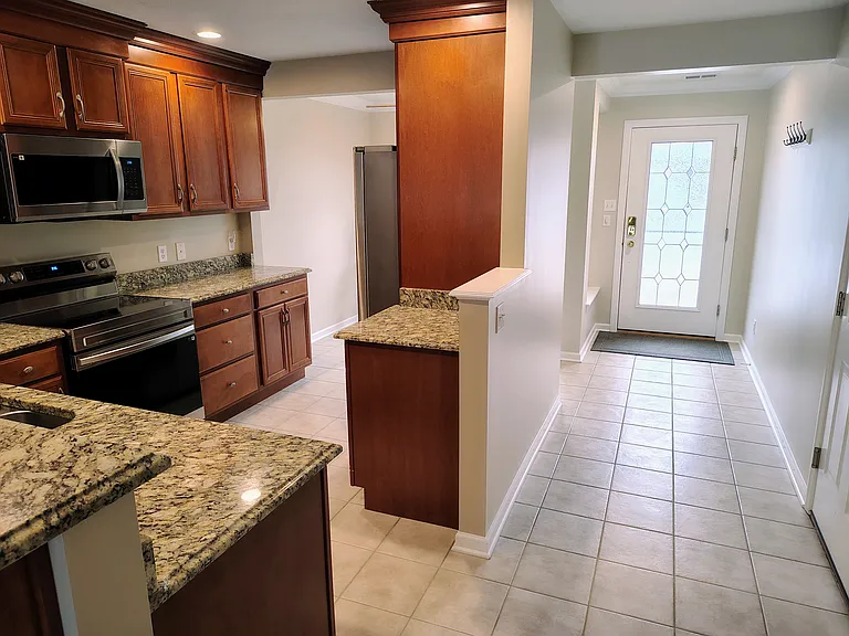 10557 Castle Ln — Photo 8