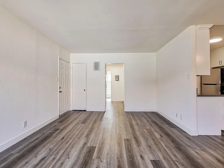 Lanark Park Apartments — Photo 6