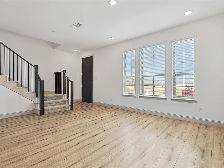 517 Parkside Dr — Photo 32