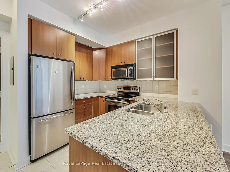 438 King St W #402 — Photo 9
