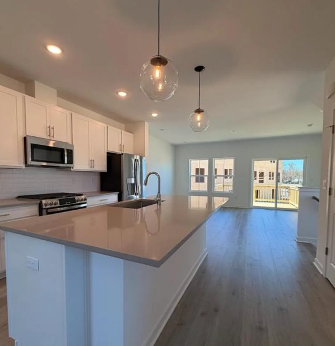 4 bed, 1927 sqft, $3,350 — Photo 3
