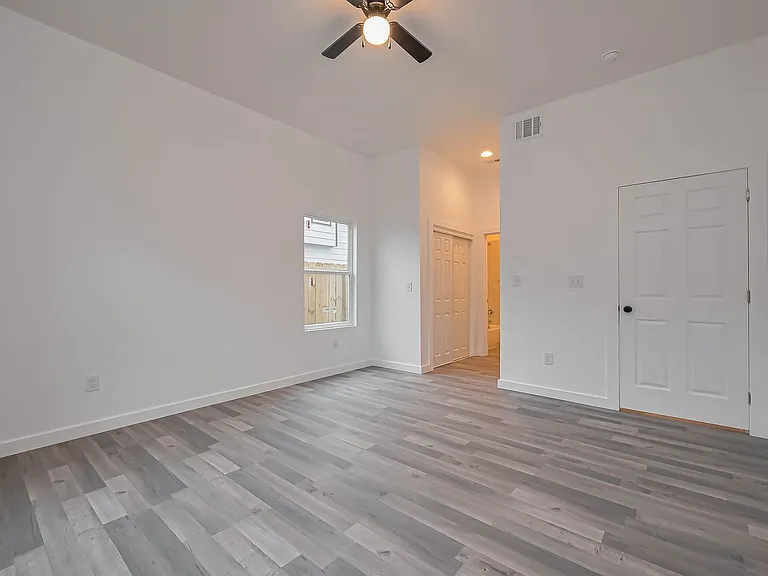 9005 Hilda St — Photo 12