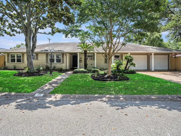 33 Maple Ln, Galveston, TX 77551