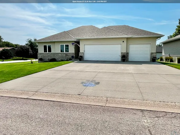 201 Lexington Ct, Elk Point, SD 57025