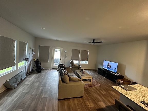 4th image of 256 Agrarian Ave