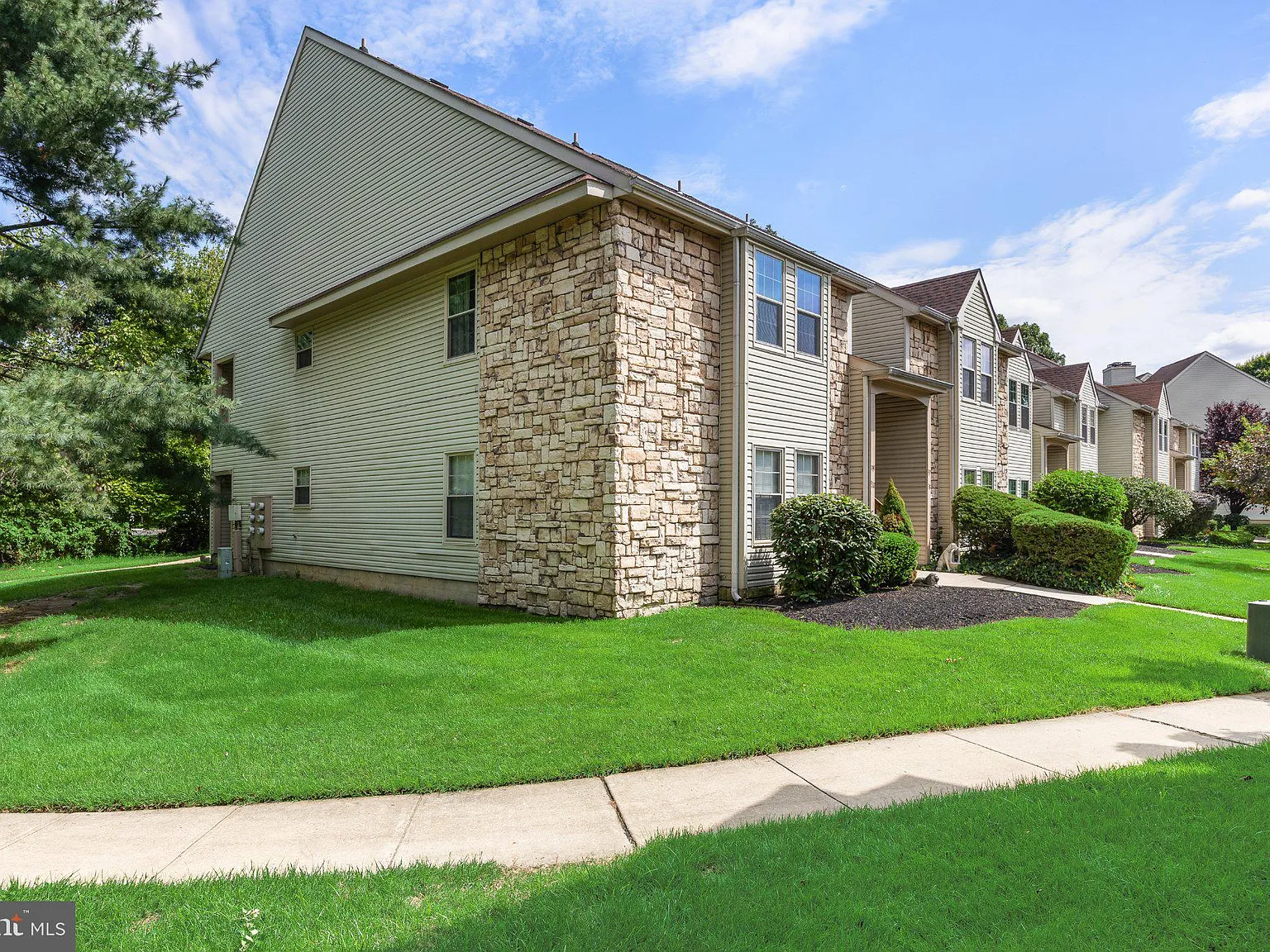 2 bed, 2.0 bath, 1101 sqft, $2,500 — Photo 3