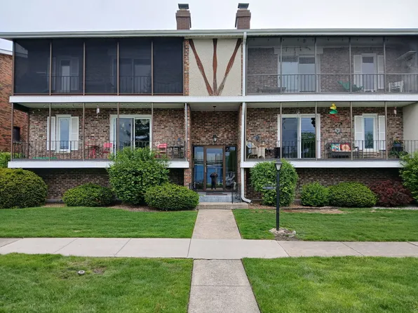 11323 S Roberts Rd APT C, Palos Hills, IL 60465