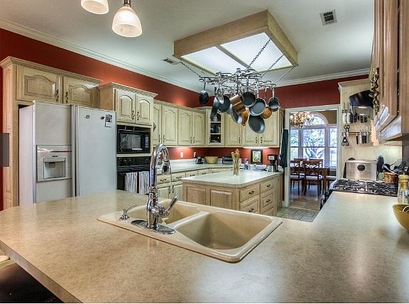 Chef inspired kitchen
						:
						Large kitchen w/ center island, lots of cabinets. Very open for entertaining