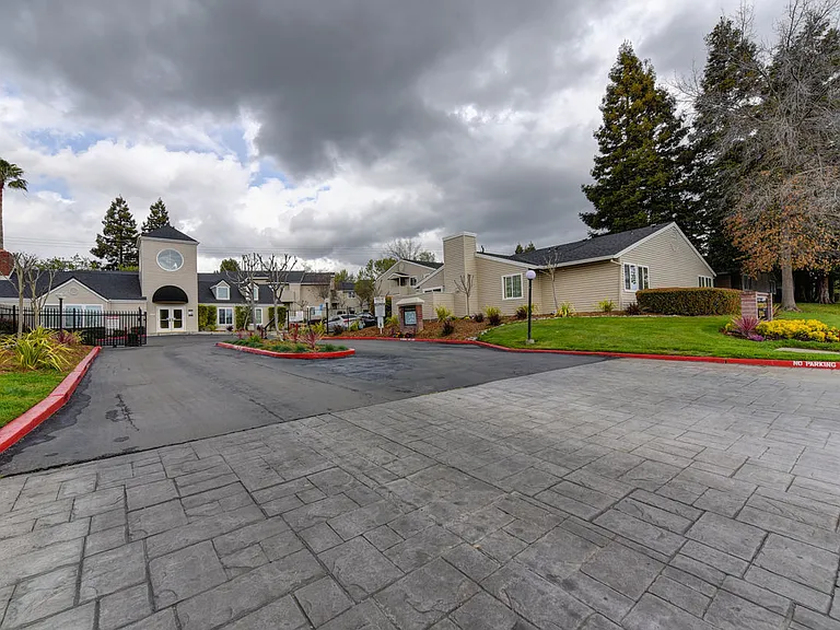 Pepperwood Knoll Apartments — Photo 4