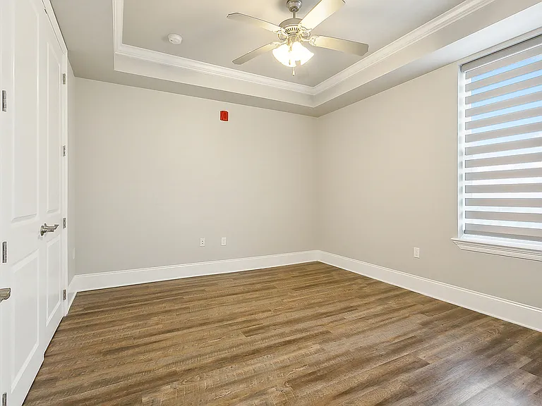 Lakeshore Condominium — Photo 13