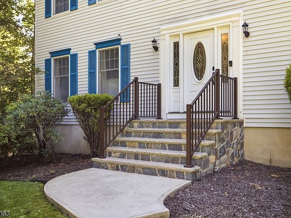 5th image of 2057 Lakeside Dr W