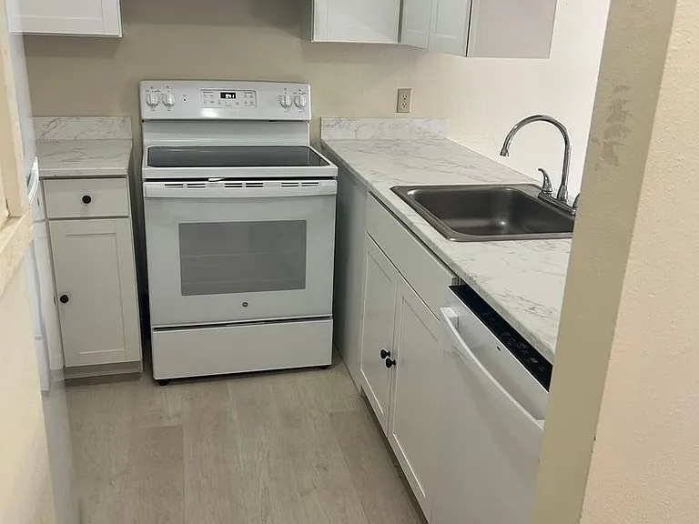 1315 E Broadway St — Photo 5