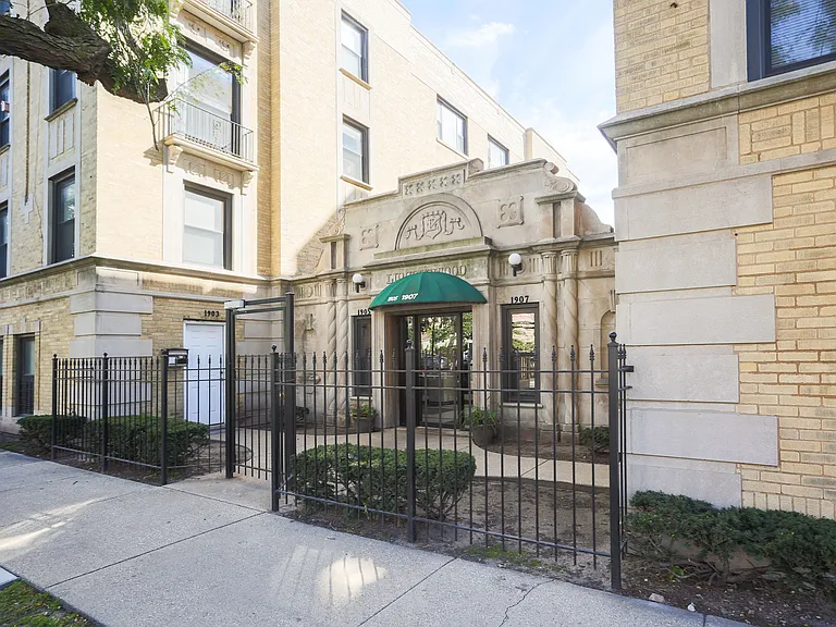 Wilson Court - 1901 W Wilson Ave — Photo 16