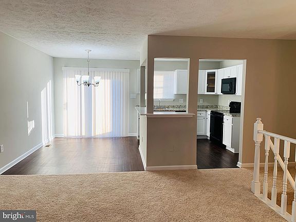 3rd image of 1035 Meadow Ln