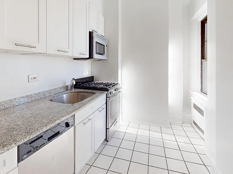 95 Christopher St #3J — Photo 9