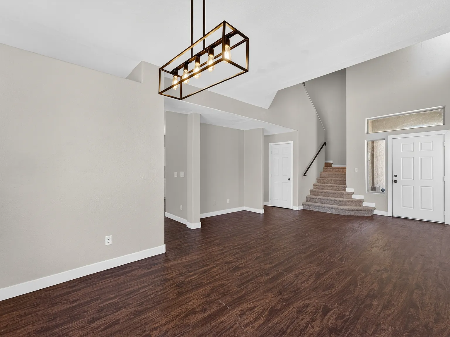 5 bed, 2.5 bath, 2102 sqft, $2,300 — Photo 4