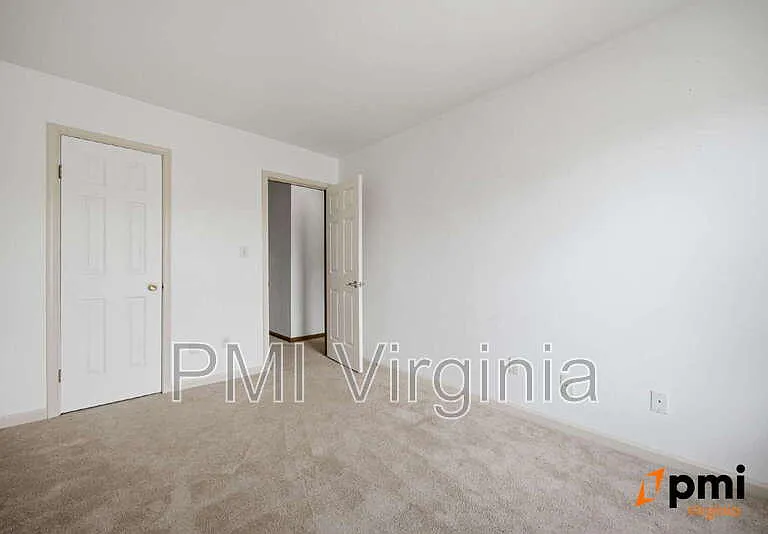 202 Stonehall Ct — Photo 15