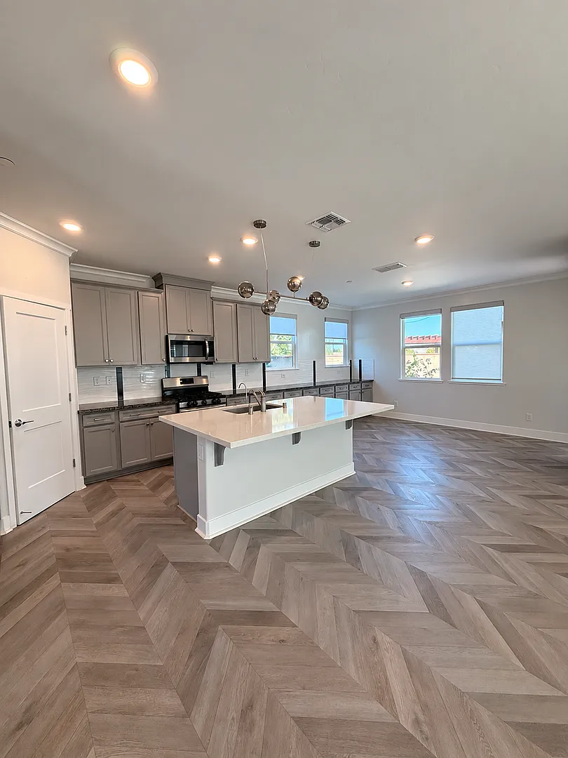 Beautiful 2022-Built 4-Bedroom Home in Elk Grove with Loft & Solar — Photo 2