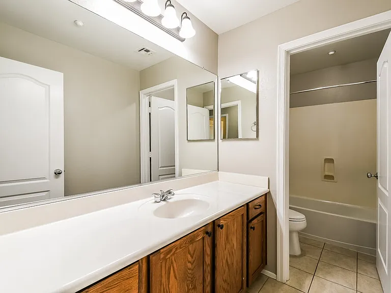 2707 E Bart St — Photo 15