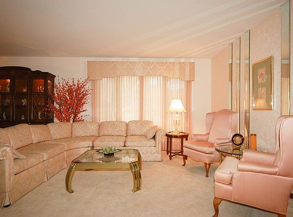 3rd image of 44 Castle Rock Ln