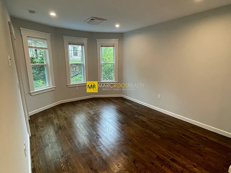 31-33X Raymond Ave #33-2 — Photo 4