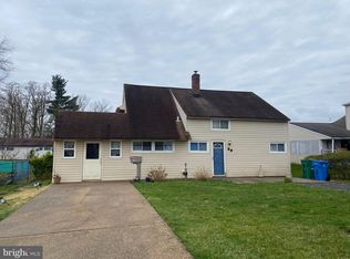 59 Hollyhock Ln, Levittown, PA