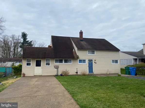 59 Hollyhock Ln, Levittown, PA 19055