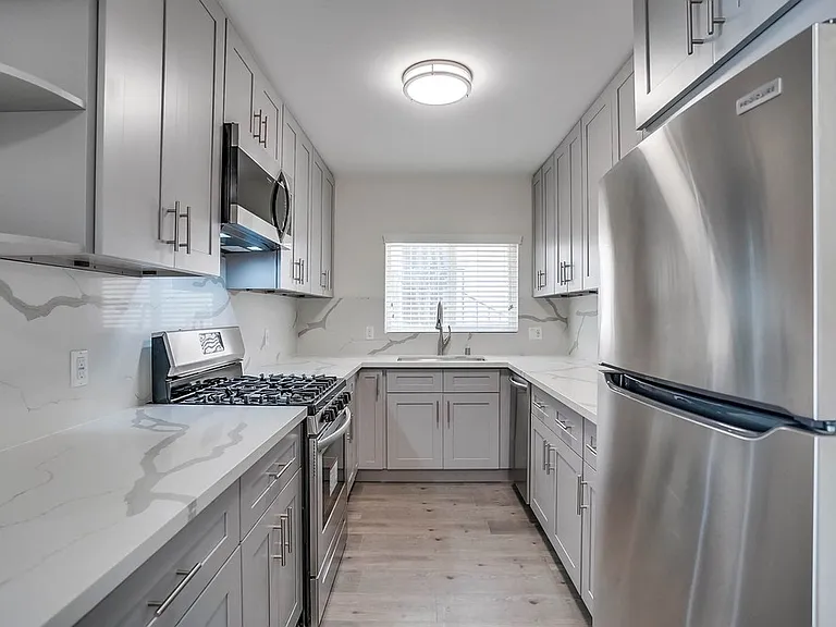 Secure, Stylish Property Near Leimert Park & Baldwin Hills — Photo 19