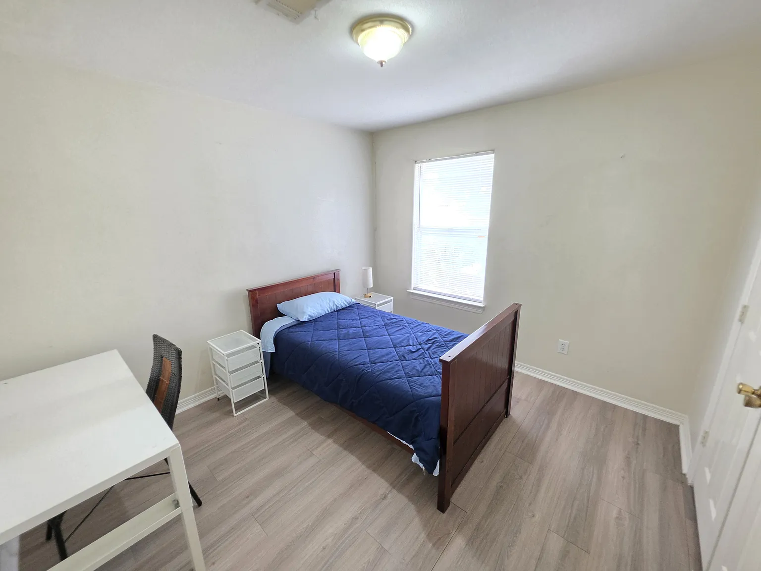 1 bed, 2.5 bath, 1950 sqft, $800 — Photo 2