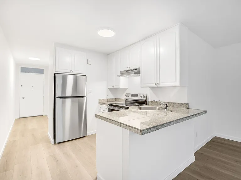 940 Guerrero St — Photo 3