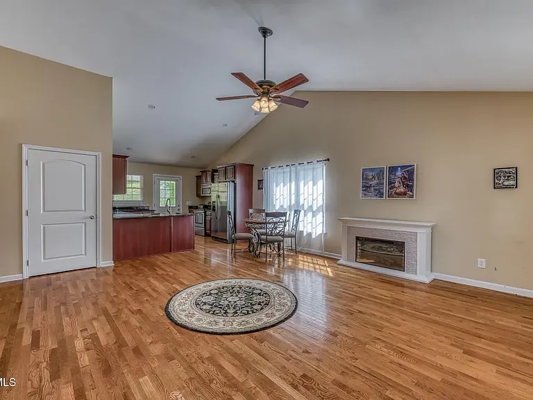 250 Bradford Ln — Photo 13