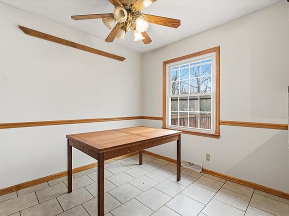 5th image of 2835 Edwardsville Rd