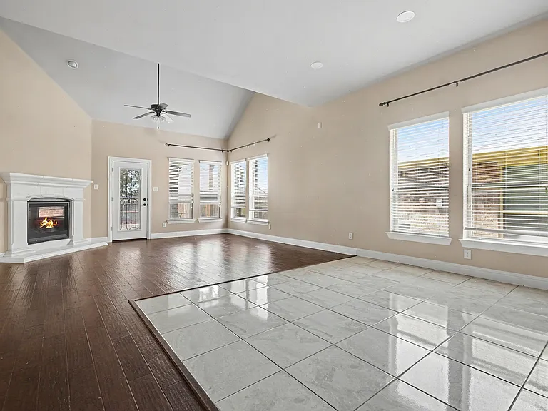 604 Darby Ln — Photo 15