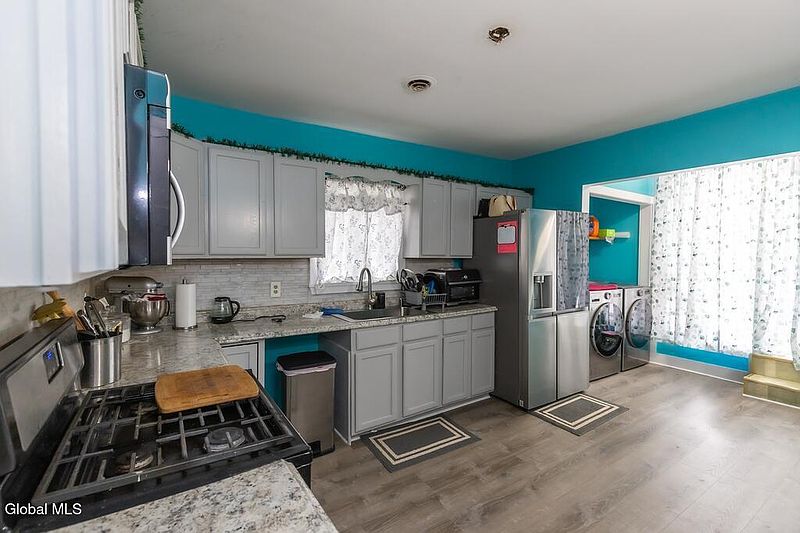 3rd image of 212 Duane Avenue